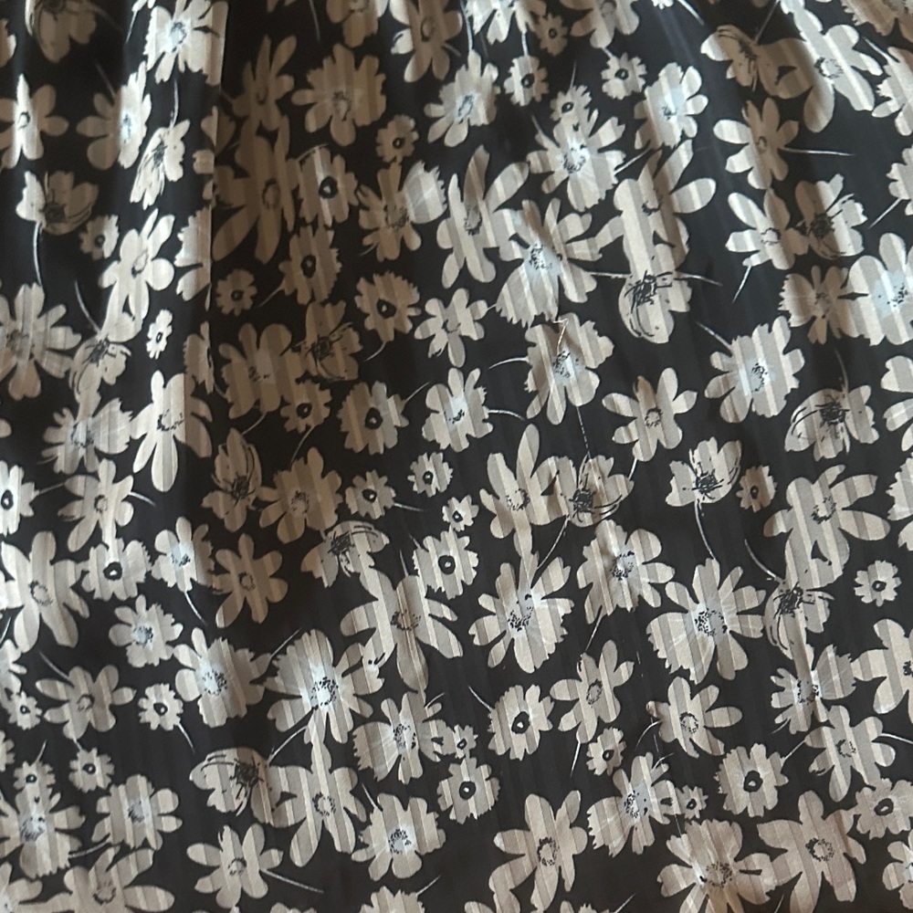 Astr Black and White Floral Dress with cutouts - Picture 5 of 5